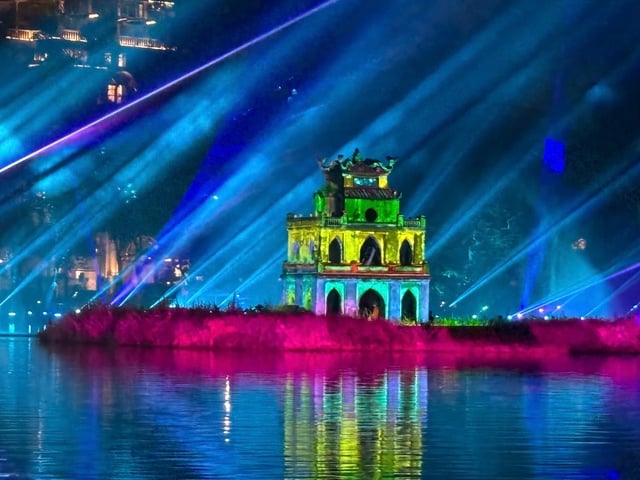 Hồ Gươm bất ngờ có… 2 tháp Rùa- Ảnh 1.