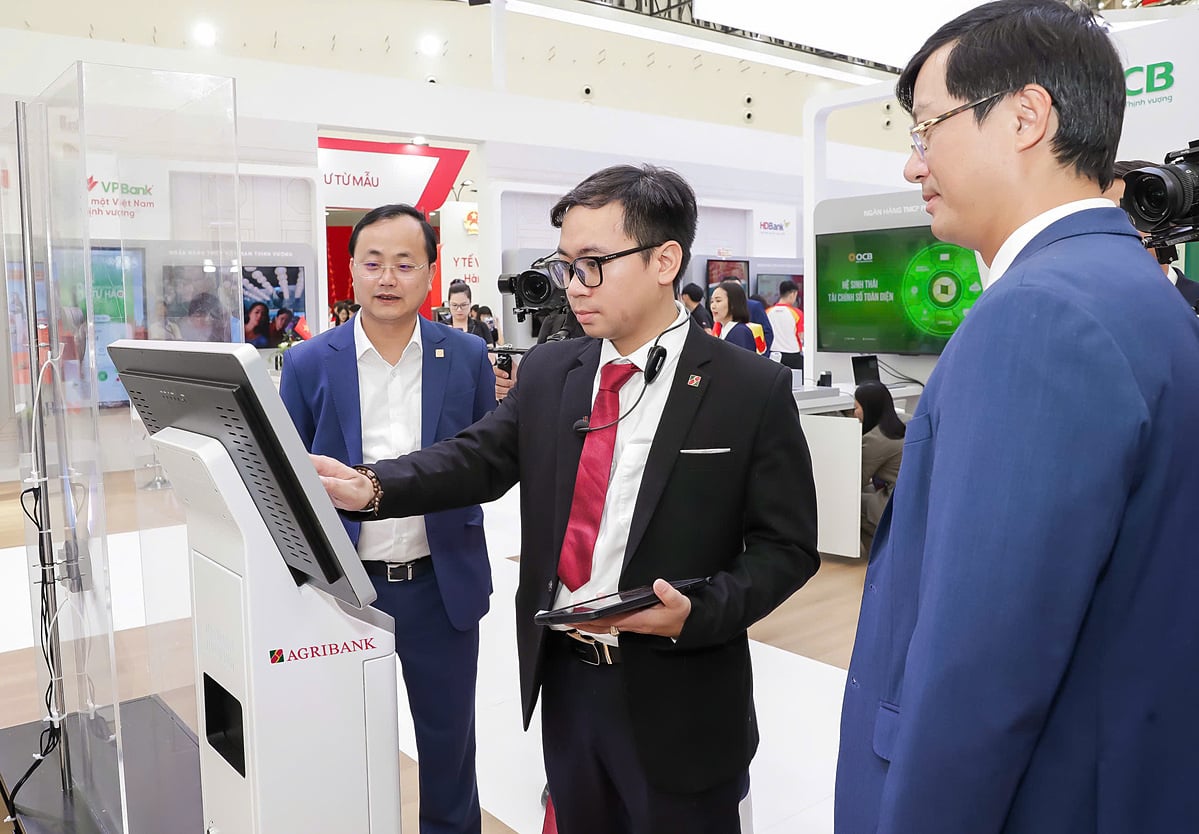 Der Vorstandsvorsitzende der Agribank, To Huy Vu, leitete die Implementierung der modernen digitalen Lösungen der Agribank am Messestand.