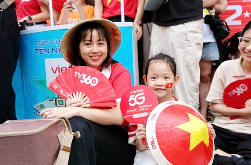 Viettel bekerja sama dengan Hanoi Youth Union untuk menyebarkan 15/67 titik distribusi barang kebutuhan pokok gratis untuk melayani masyarakat