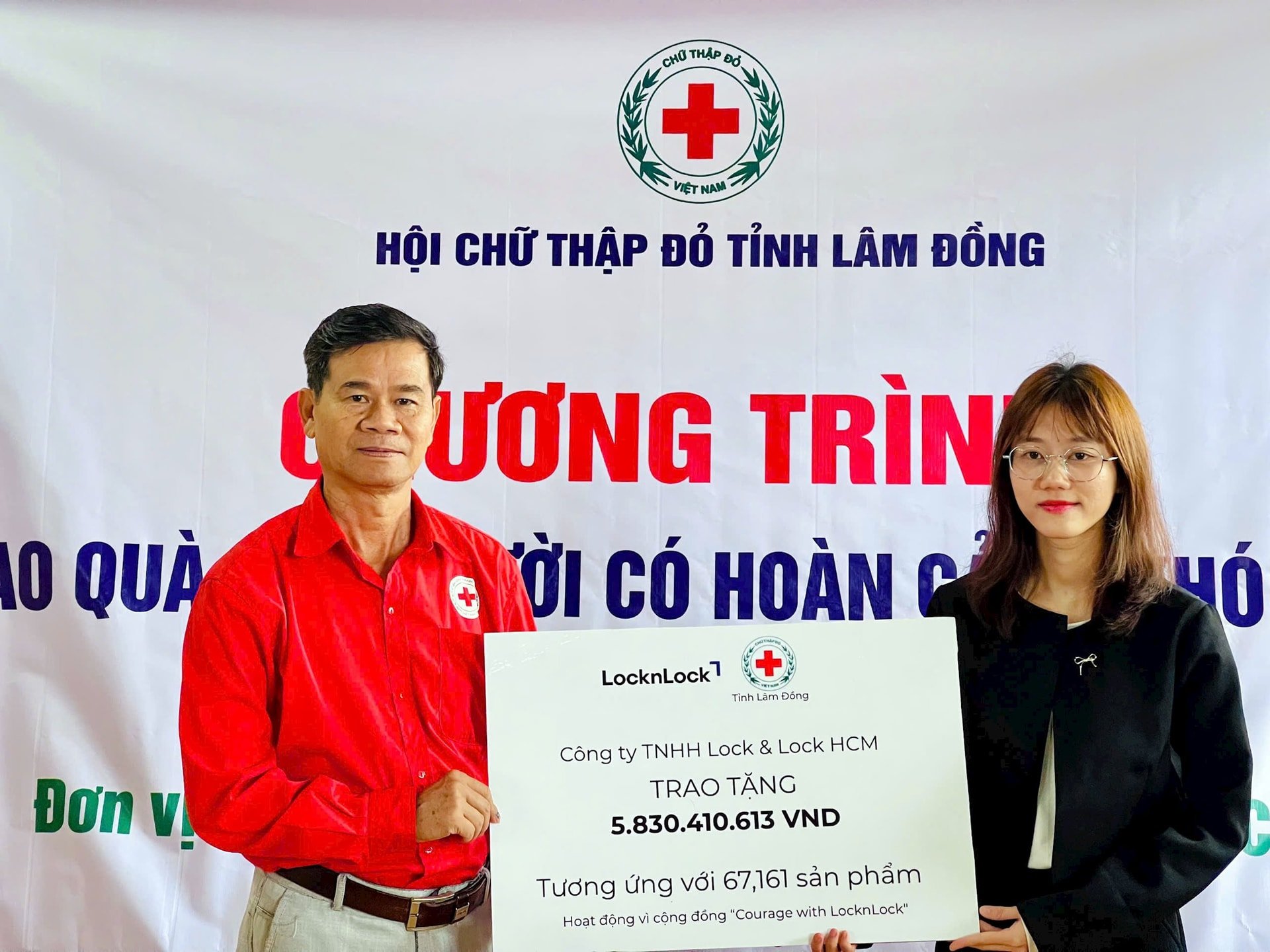 O Sr. Nguyen Quang Minh, presidente da Cruz Vermelha Provincial de Lam Dong, recebeu patrocínio da Lock & Lock Company Limited, da Cidade de Ho Chi Minh.