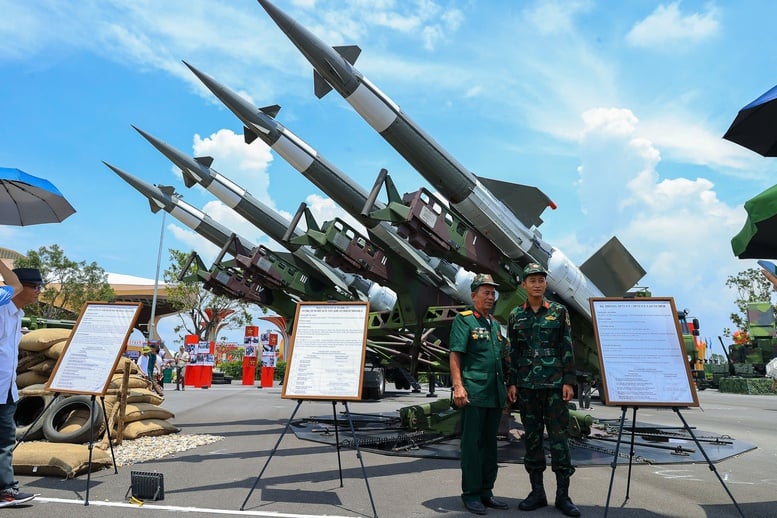 Người dân say mê chiêm ngưỡng khí tài quân sự tại Triển lãm thành tựu đất nước- Ảnh 12.