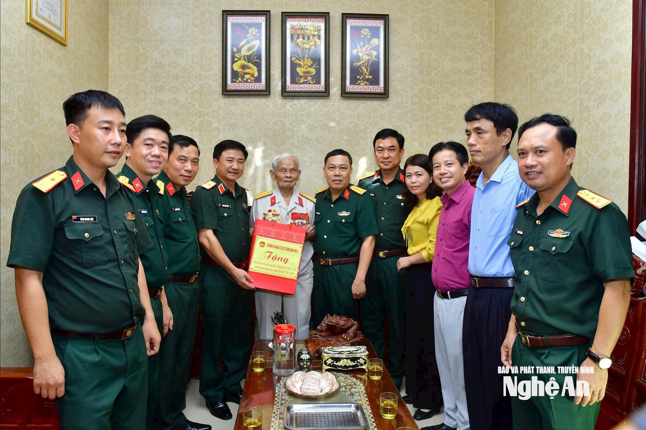 គណៈប្រតិភូការងារនៃបញ្ជាការដ្ឋានយោធភូមិភាគទី៤ ប្រគល់អំណោយជូនលោក Nguyen Canh Thin កម្មាភិបាលបដិវត្តន៍ជើងចាស់នៃវួដ Thanh Vinh ខេត្ត Nghe An។