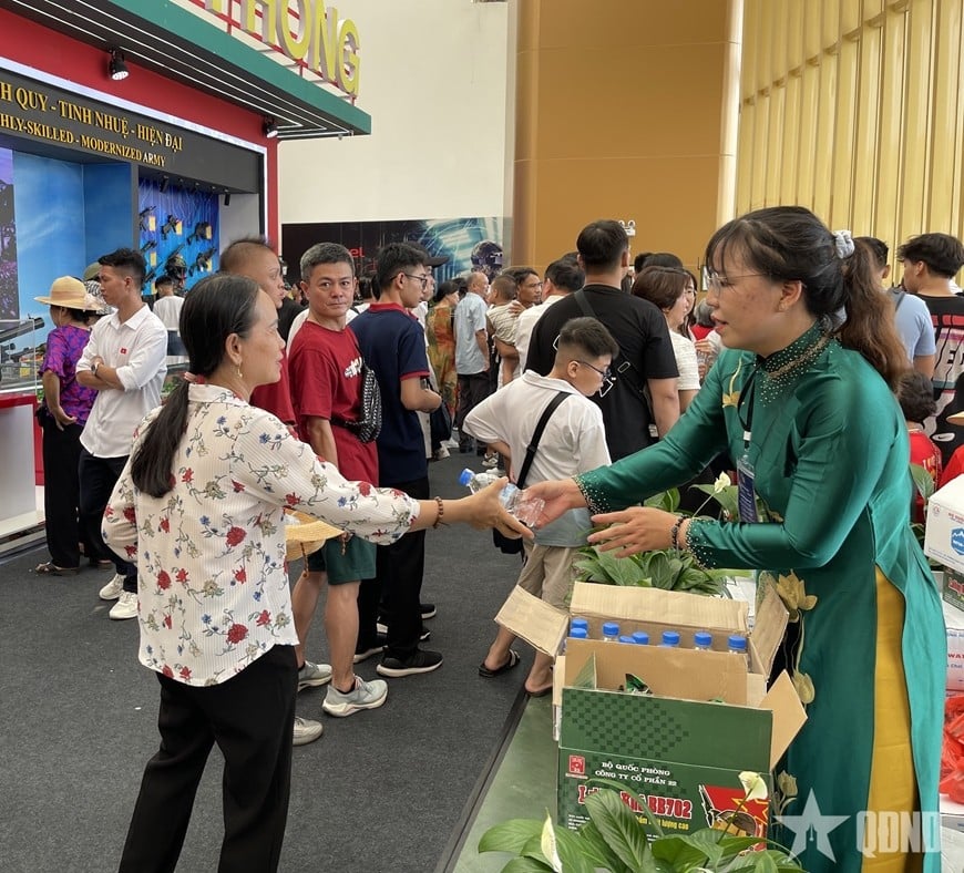 Người dân nhận đồ ăn, nước uống miễn phí tại gian trưng bày Bộ Quốc phòng.