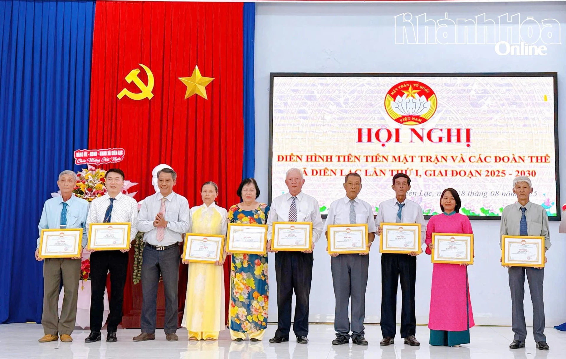 បុគ្គលទទួលបានប័ណ្ណសរសើរពីគណៈកម្មាធិការអចិន្ត្រៃយ៍គណៈកម្មាធិការរណសិរ្សមាតុភូមិវៀតណាមឃុំ Dien Lac។