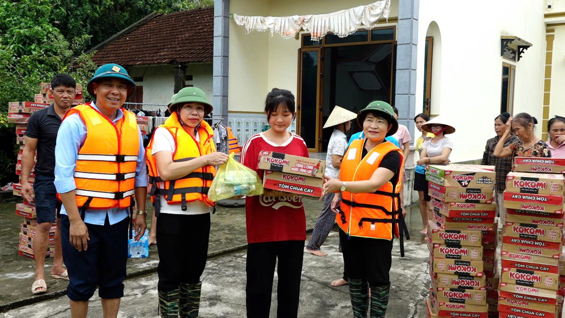 Vinh Loc Commune promptly visited, encouraged and provided relief to people in flood-affected areas.