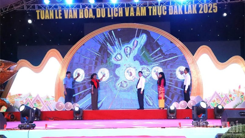 Các đại biểu ấn nút khai mạc Tuần lễ văn hóa, du lịch và ẩm thực Đắk Lắk 2025.