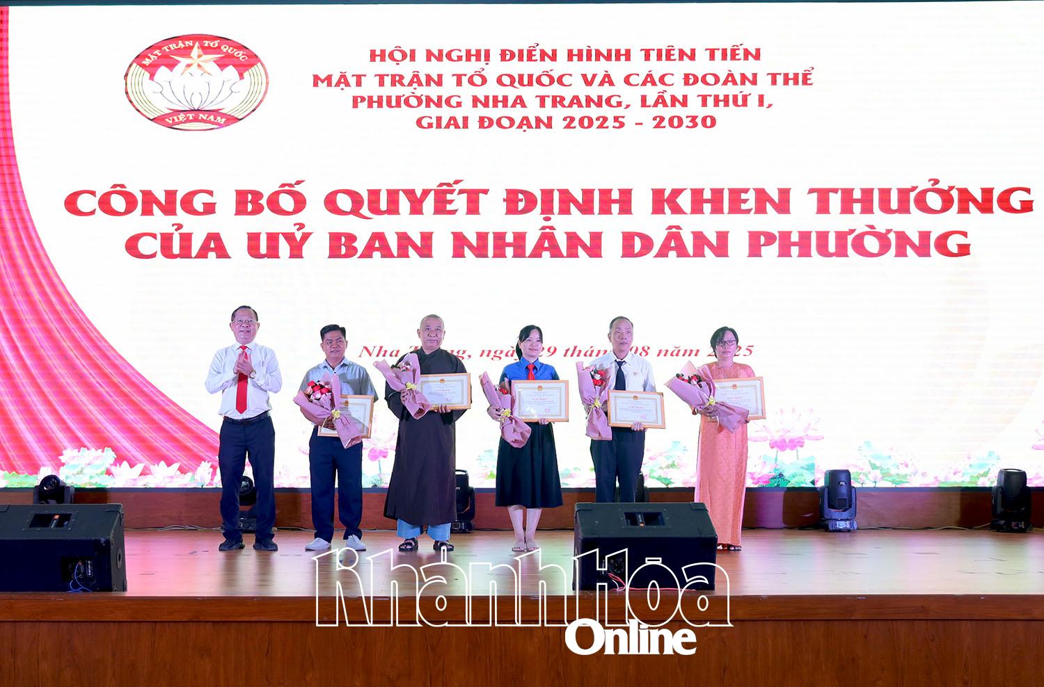 The Party Committee of the ward awarded certificates of merit to the collectives.
