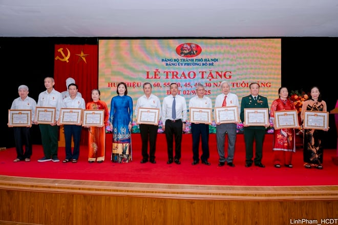 Đảng ủy phường Bồ Đề tổ chức Lễ trao Huy hiệu Đảng đợt 2/9- Ảnh 11.