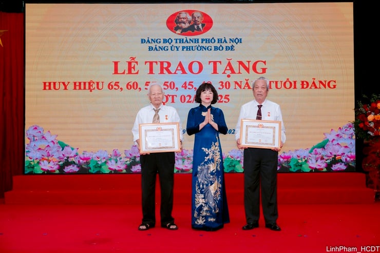 Đảng ủy phường Bồ Đề tổ chức Lễ trao Huy hiệu Đảng đợt 2/9- Ảnh 2.