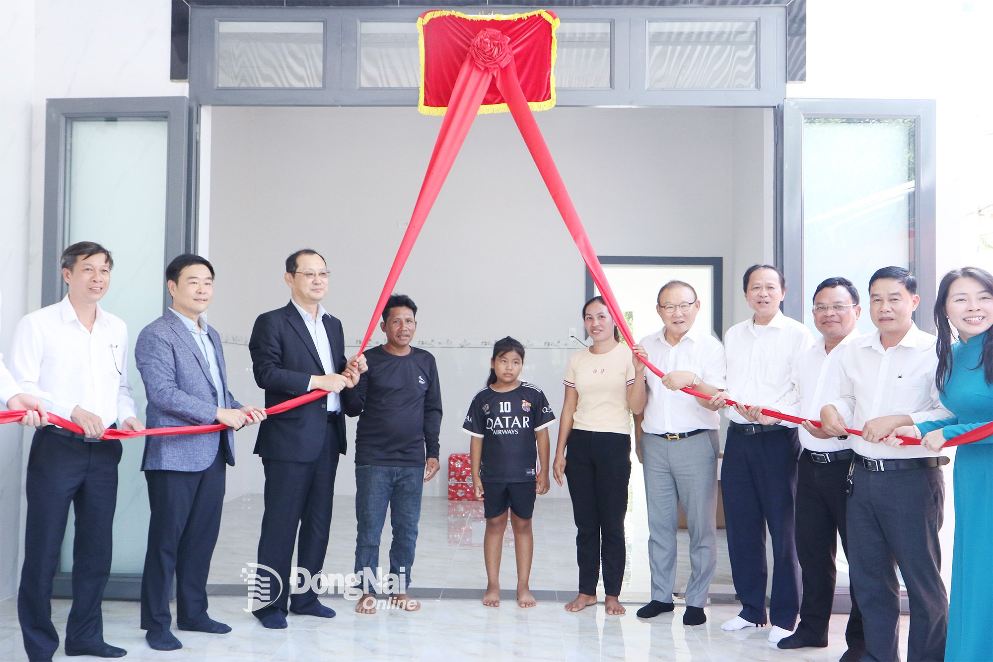 Representantes de los departamentos provinciales, patrocinadores y el entrenador Park Hang-seo realizaron la ceremonia de entrega de una casa sólida a la familia del Sr. Tho Thoai, del grupo étnico Choro (que reside en la comuna de Xuan Que).