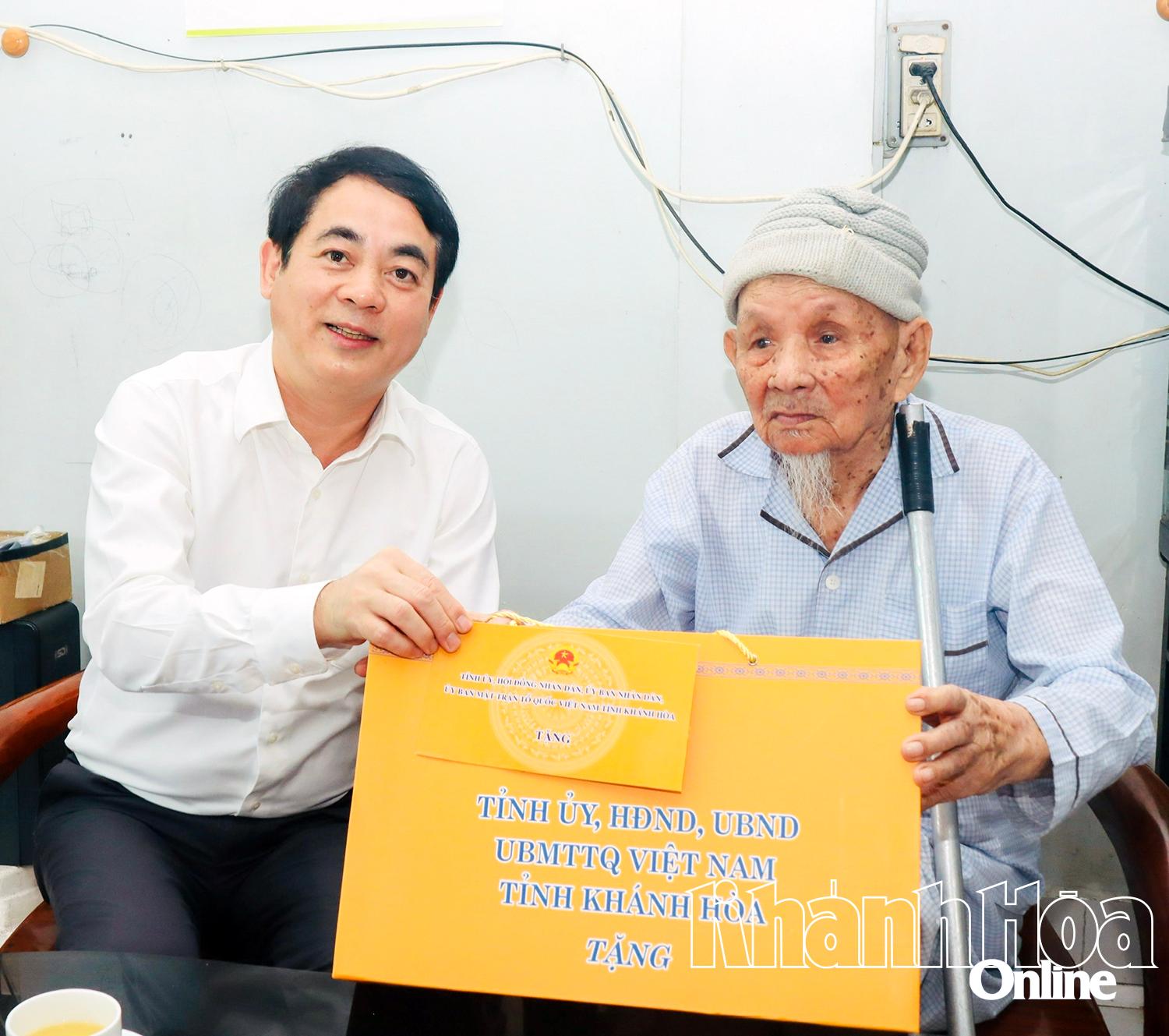 Bí thư Tỉnh ủy Nghiêm Xuân Thành thăm ông Lê Văn Thành nhân dịp kỷ niệm 90 năm Ngày thành lập Đảng Cộng sản Việt Nam.