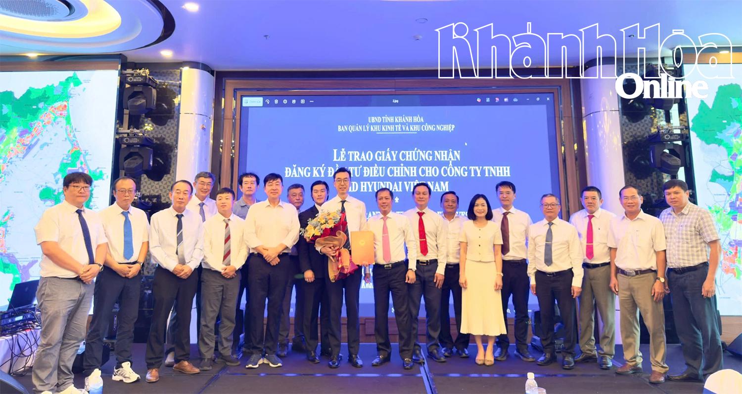 Leaders of the Provincial Economic Zone and Industrial Zone Management Board awarded the investment adjustment certificate to HD Hyundai Vietnam Shipbuilding Co., Ltd. at the conference.