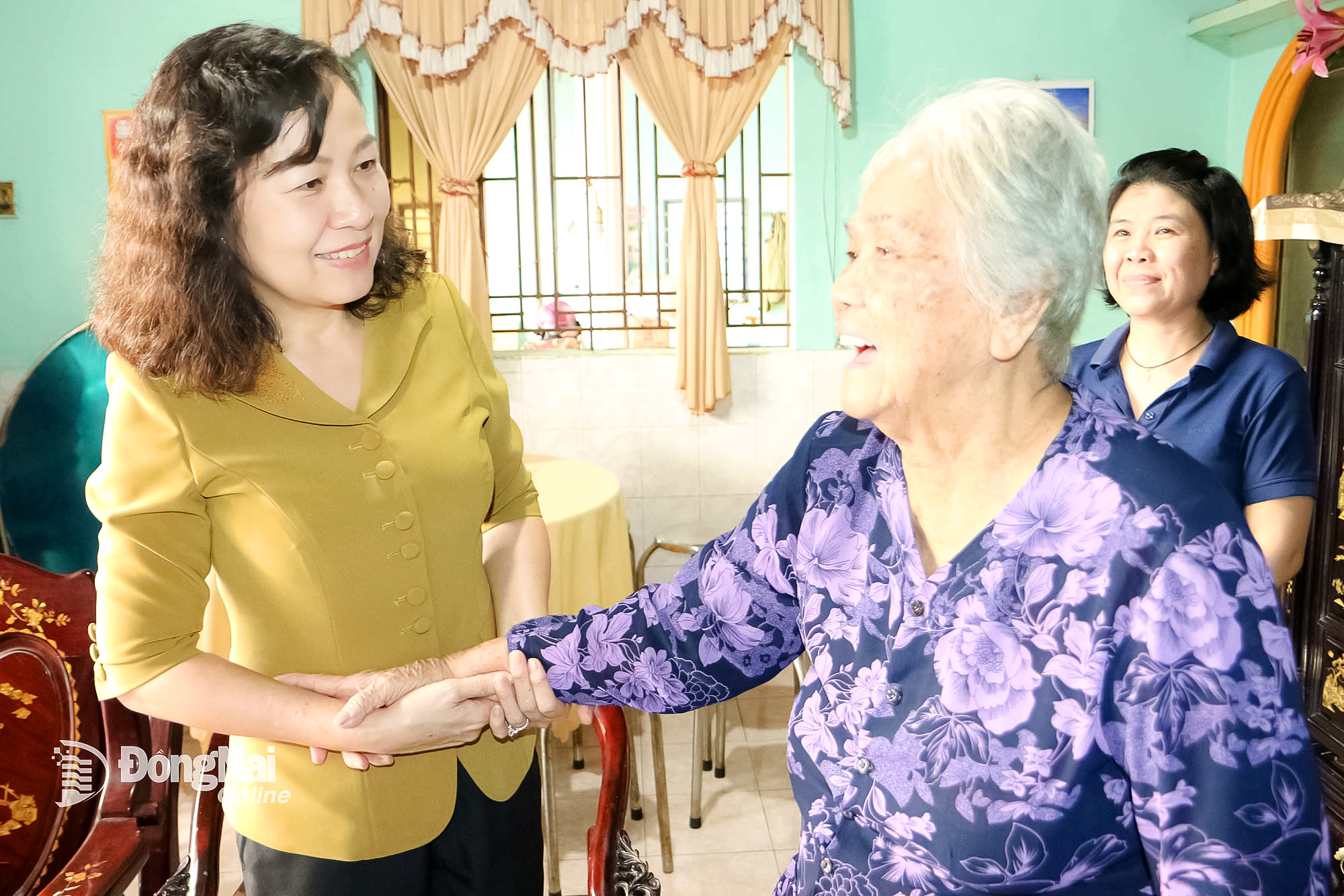Phó Bí thư Tỉnh ủy, Chủ tịch Ủy ban MTTQ Việt Nam tỉnh Đồng Nai Huỳnh Thị Hằng thăm chiến sĩ cách mạng bị địch bắt tù đày Văn Thị Chích (91 tuổi), ở phường Biên Hòa. Ảnh: Văn Truyên
