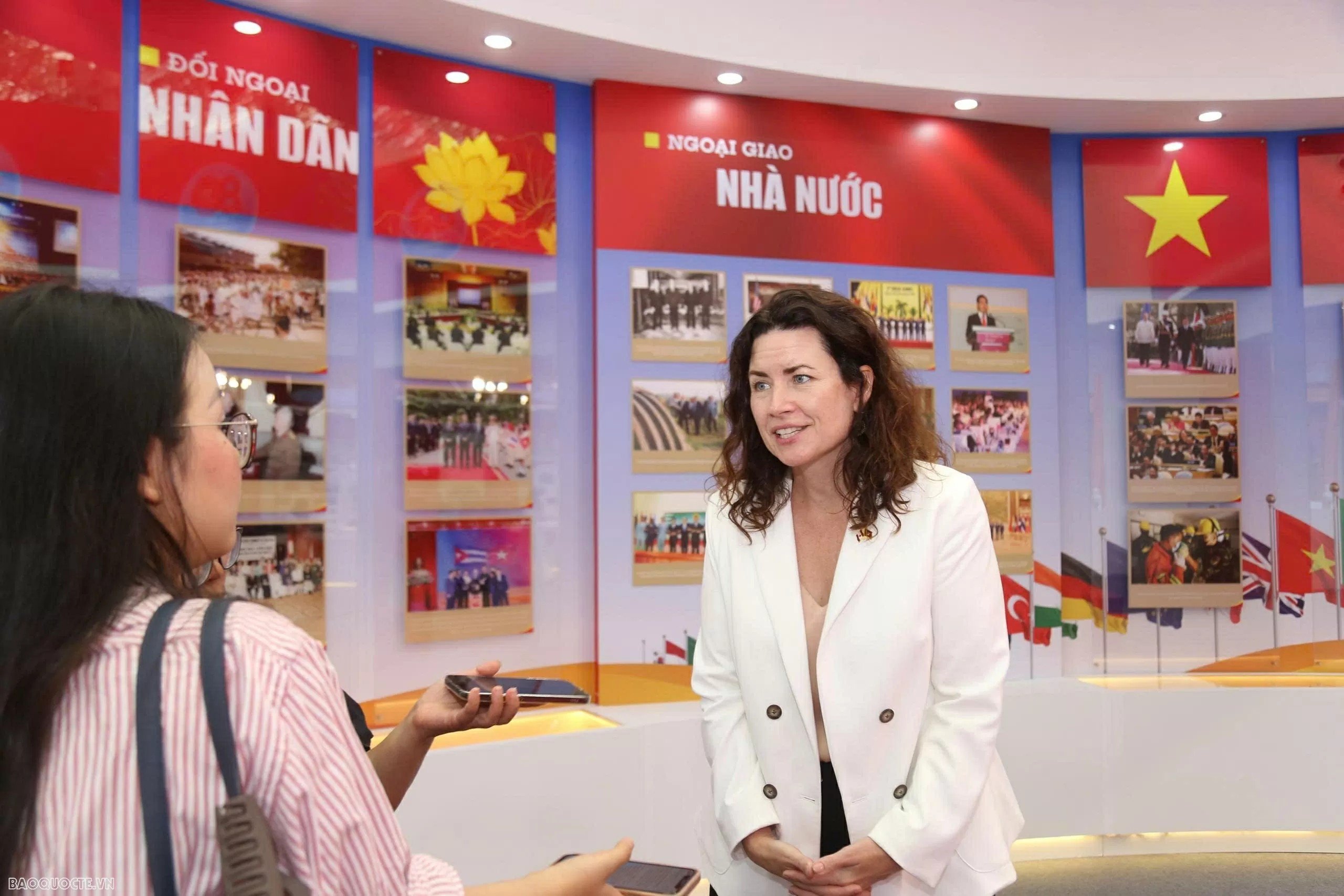 Đại biện lâm thời Canada tại Việt Nam, bà Leigh McCumber, bày tỏ ấn tượng với quy mô và sự chuẩn bị công phu của triển lãm, đồng thời khẳng định mong muốn tiếp tục thúc đẩy quan hệ ngoại giao gần gũi, giao lưu nhân dân và thương mại giữa Canada và Việt Nam. Nhân dịp Quốc khánh, bà gửi lời chúc sức khỏe, thịnh vượng và hạnh phúc tới Chính phủ và nhân dân Việt Nam. (Ảnh: Báo Thế giới & Việt Nam) 