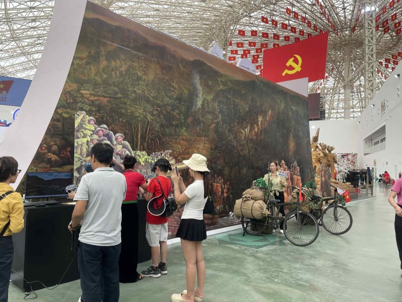 Du khách hào hứng trải nghiệm tại các gian hàng trưng bày -0