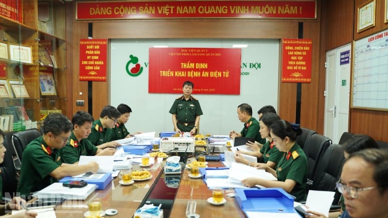 ឧត្តមសេនីយឯក សាស្ត្រាចារ្យរង វេជ្ជបណ្ឌិត Vu Nhat Dinh នាយករងសាលាពេទ្យយោធា ប្រធានក្រុមប្រឹក្សាវាយតម្លៃ បានដឹកនាំសម័យប្រជុំវាយតម្លៃ។