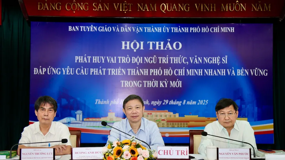 សមមិត្ត Duong Anh Duc សមាជិកគណៈកម្មាធិការអចិន្ត្រៃយ៍នៃគណៈកម្មាធិការបក្សទីក្រុង ប្រធាននាយកដ្ឋានឃោសនា និងចលនាមហាជននៃគណៈកម្មាធិការបក្សទីក្រុងហូជីមិញ បានធ្វើជាអធិបតីសិក្ខាសាលា “លើកកំពស់តួនាទីបញ្ញវន្ត និងសិល្បករ ដើម្បីឆ្លើយតបនឹងតម្រូវការអភិវឌ្ឍន៍”។ រូបថត៖ ដួង ភួង