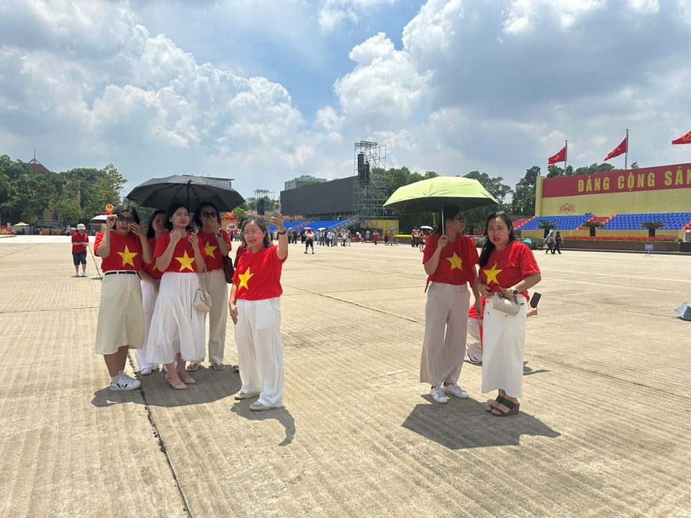 จัตุรัสบาดิญห์คึกคักและเต็มไปด้วยความตื่นเต้นก่อนการซ้อมขบวนพาเหรด - ภาพที่ 11