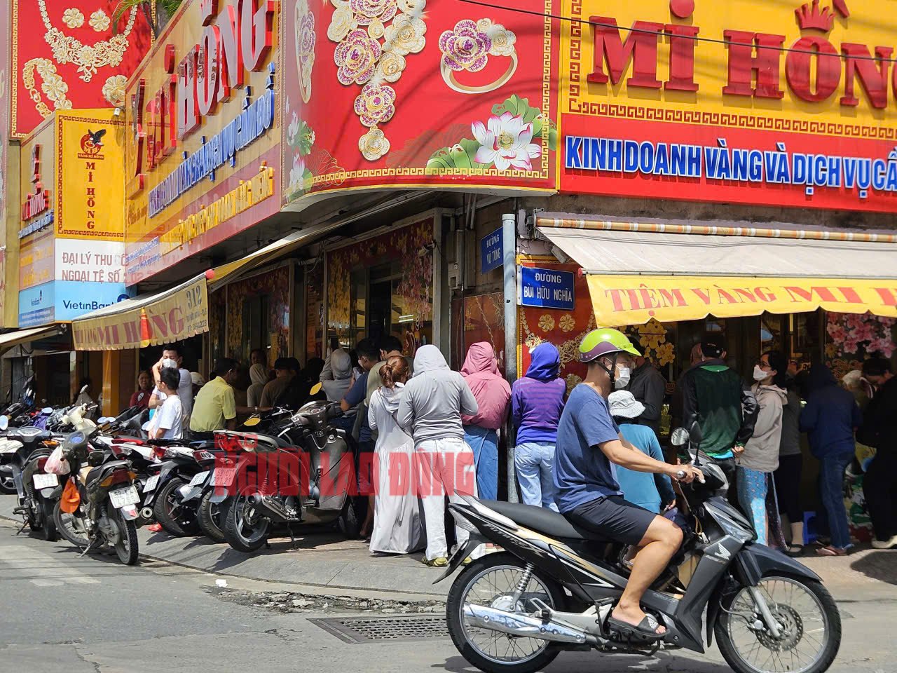Khách xếp hàng mua vàng nhẫn tại TP HCM khi giá vàng lập đỉnh - Ảnh 5.