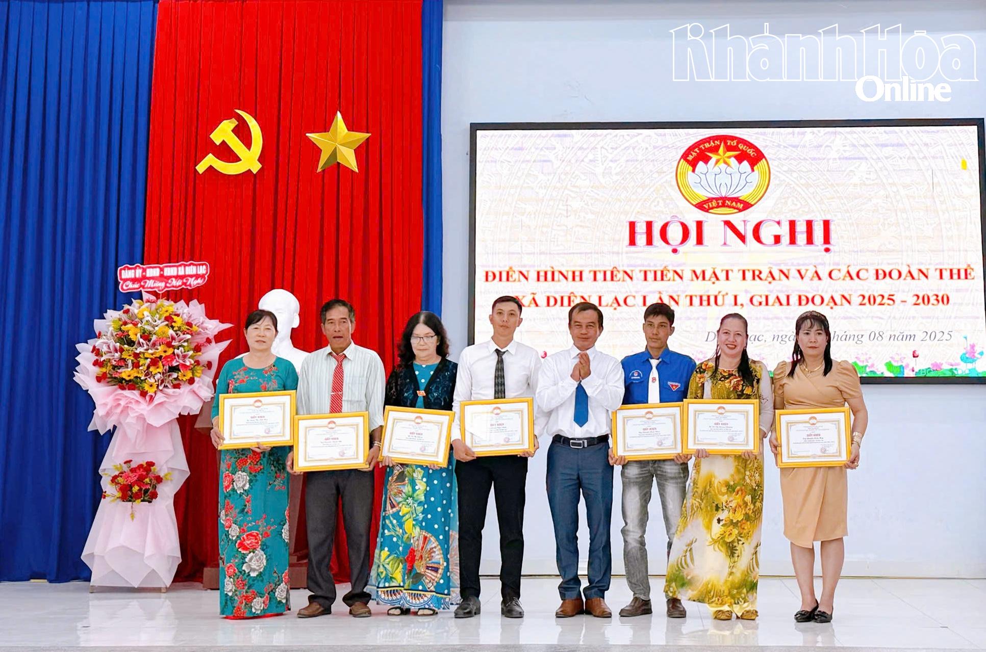 បុគ្គលទទួលបានប័ណ្ណសរសើរពីគណៈកម្មាធិការអចិន្ត្រៃយ៍គណៈកម្មាធិការរណសិរ្សមាតុភូមិវៀតណាមឃុំ Dien Lac។