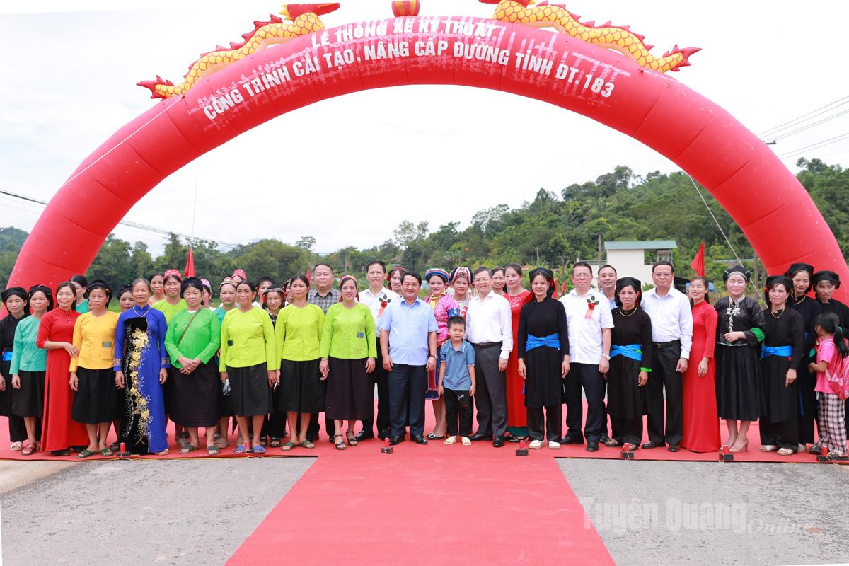 ថ្នាក់​ដឹកនាំ​ខេត្ត​បាន​ថតរូប​អនុស្សាវរីយ៍​ជាមួយ​ប្រជាពលរដ្ឋ​នៅ​ផ្លូវ​ខេត្ត​លេខ​១៨៣។