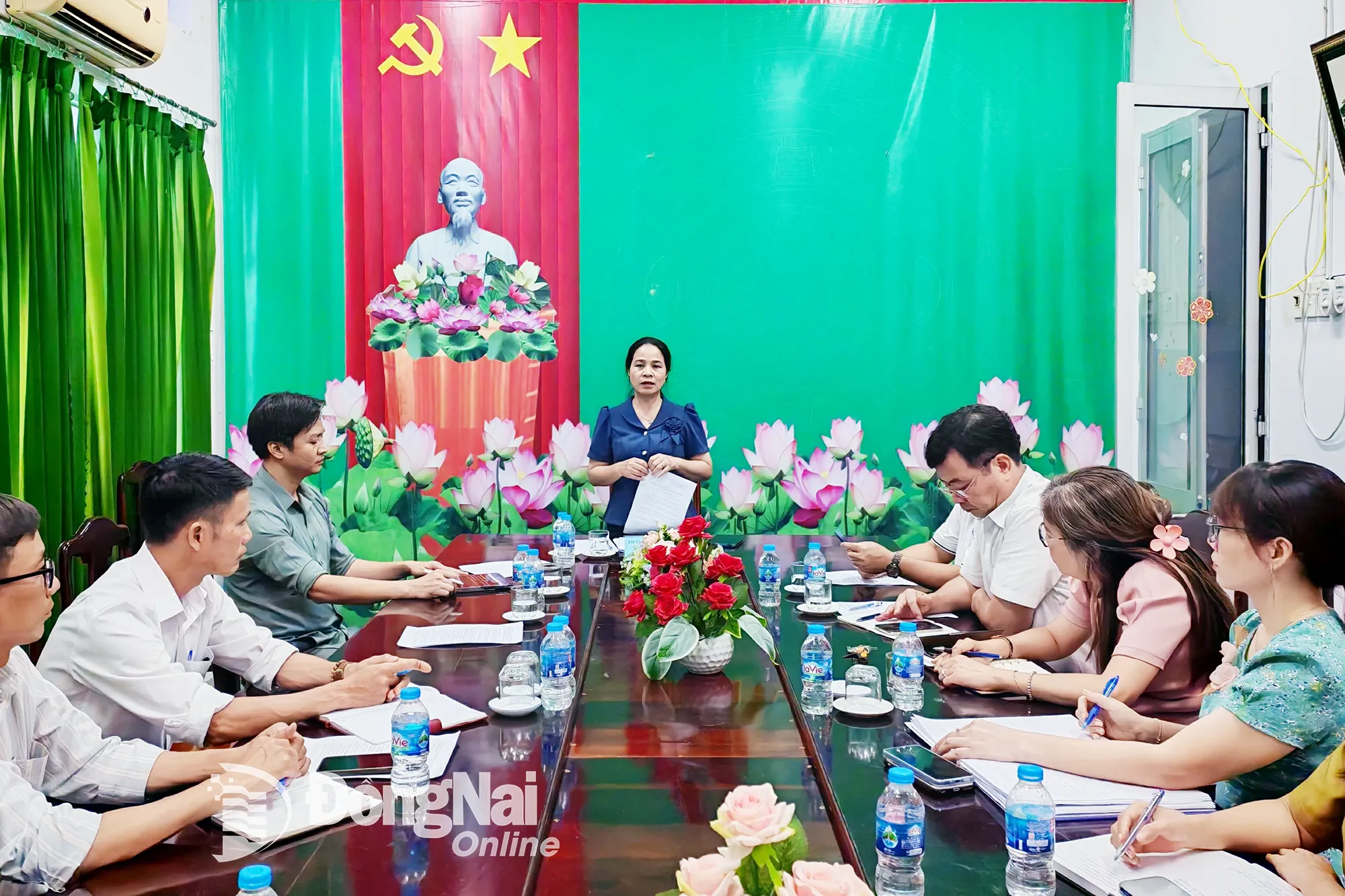공로박사, 전문의 2급 보건부장 도 티 응우옌 박사가 부돕 지역 의료센터 지도자들과의 회의에서 연설했습니다. 사진: 기고자