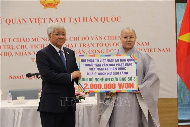 Sư cô Thích Nữ Giới Tánh - Chủ tịch Hội Phật tử Việt Nam tại Hàn Quốc trao tặng số tiền 2.000.000 won do các Hội Phật tử Việt Nam tại Hàn Quốc quyên góp ủng hộ bà con tỉnh Nghệ An khắc phục cơn bão số 3.