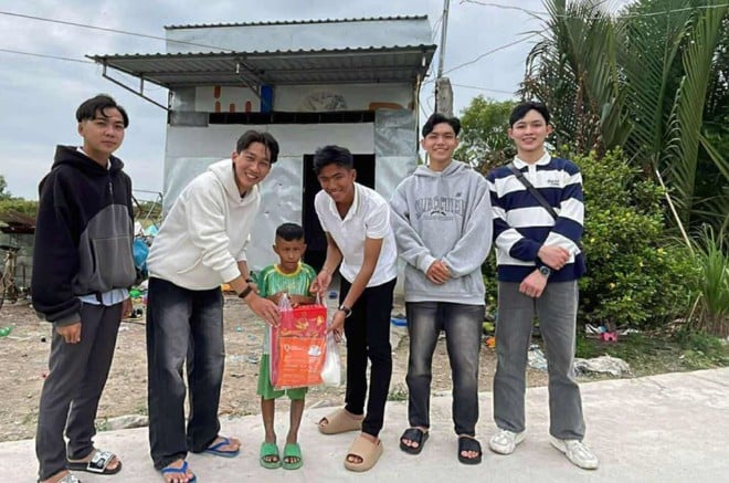 បុរស Gen Z និងការធ្វើដំណើររបស់គាត់ដើម្បីផ្សព្វផ្សាយពន្លឺព្រះអាទិត្យ និងជីវិតដ៏កក់ក្តៅ - រូបថត 4.