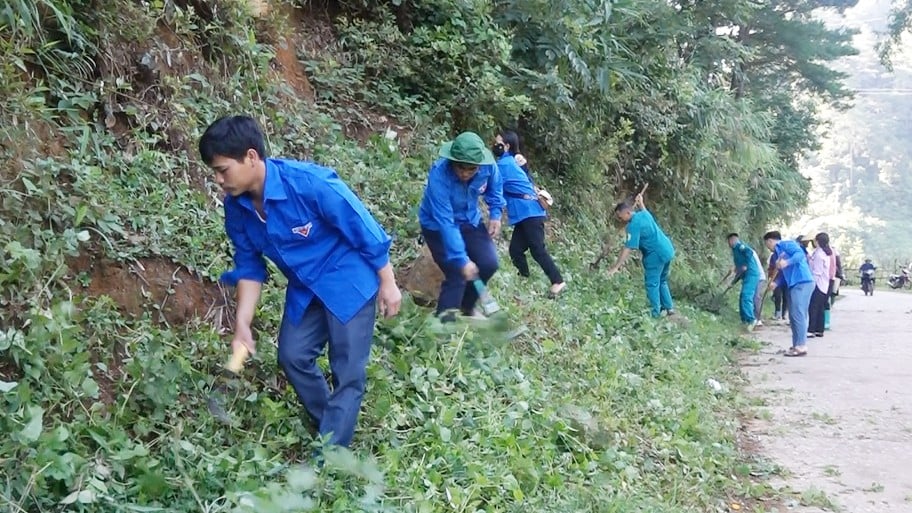 nong-dan-thon-hat-1-xa-hanh-phuc-ve-sinh-moi-truong.png