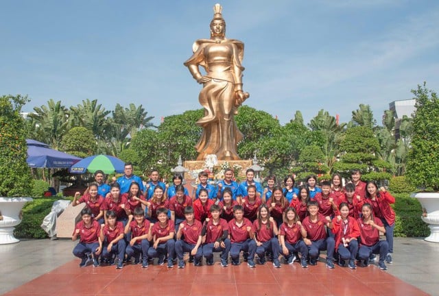 Đội tuyển nữ Việt Nam dâng hương nữ tướng: Gặp Indonesia, Thái Lan khi nào?- Ảnh 2.