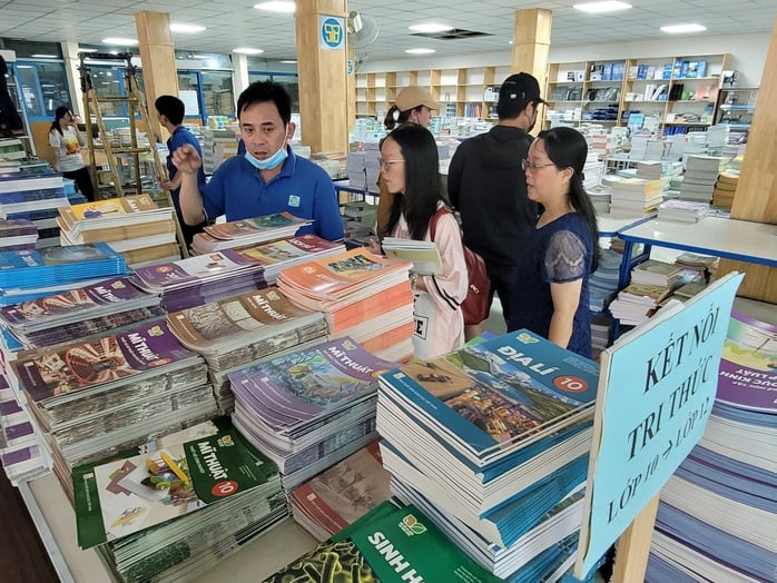Nhiều bộ sách giáo khoa có lãng phí?- Ảnh 1.