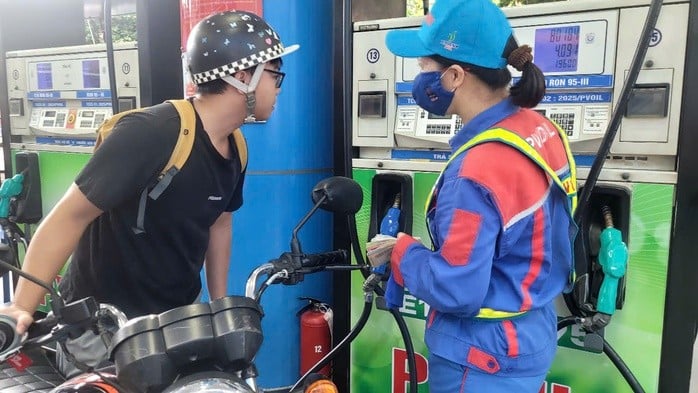 Một người dùng vẫn quyết định đổ xăng RON 95-V sau khi được tư vấn dùng thử E10.