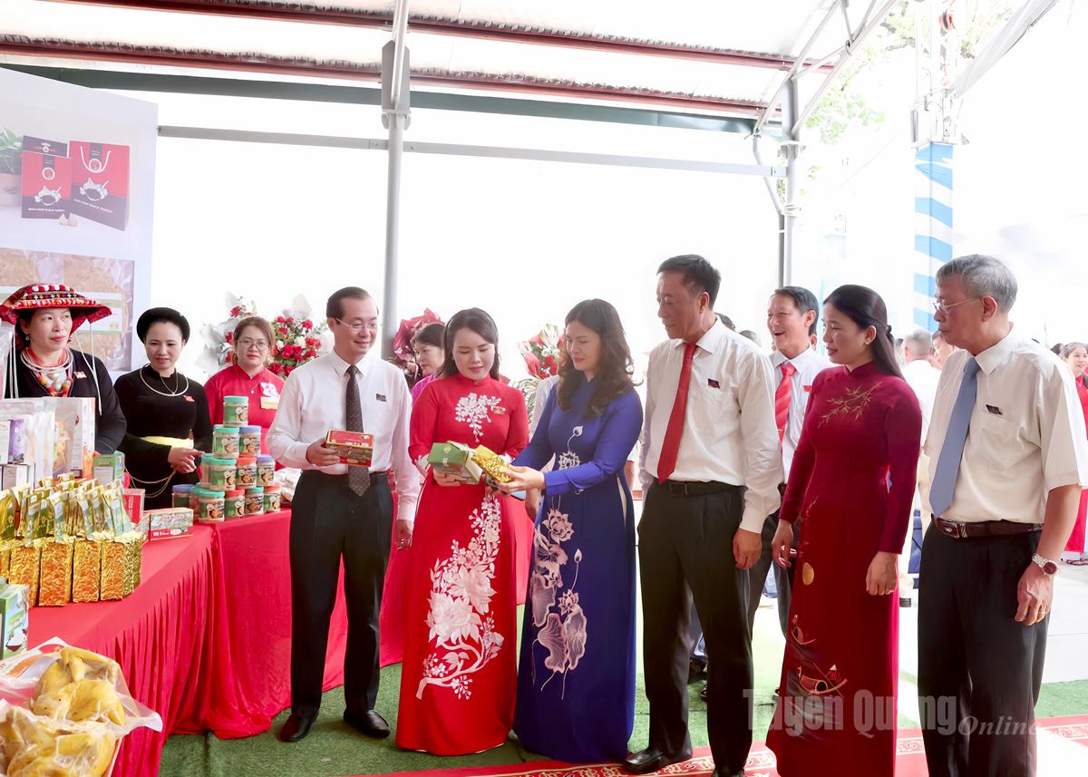 គណៈប្រតិភូទស្សនាស្តង់ OCOP ឃុំ Son Duong។