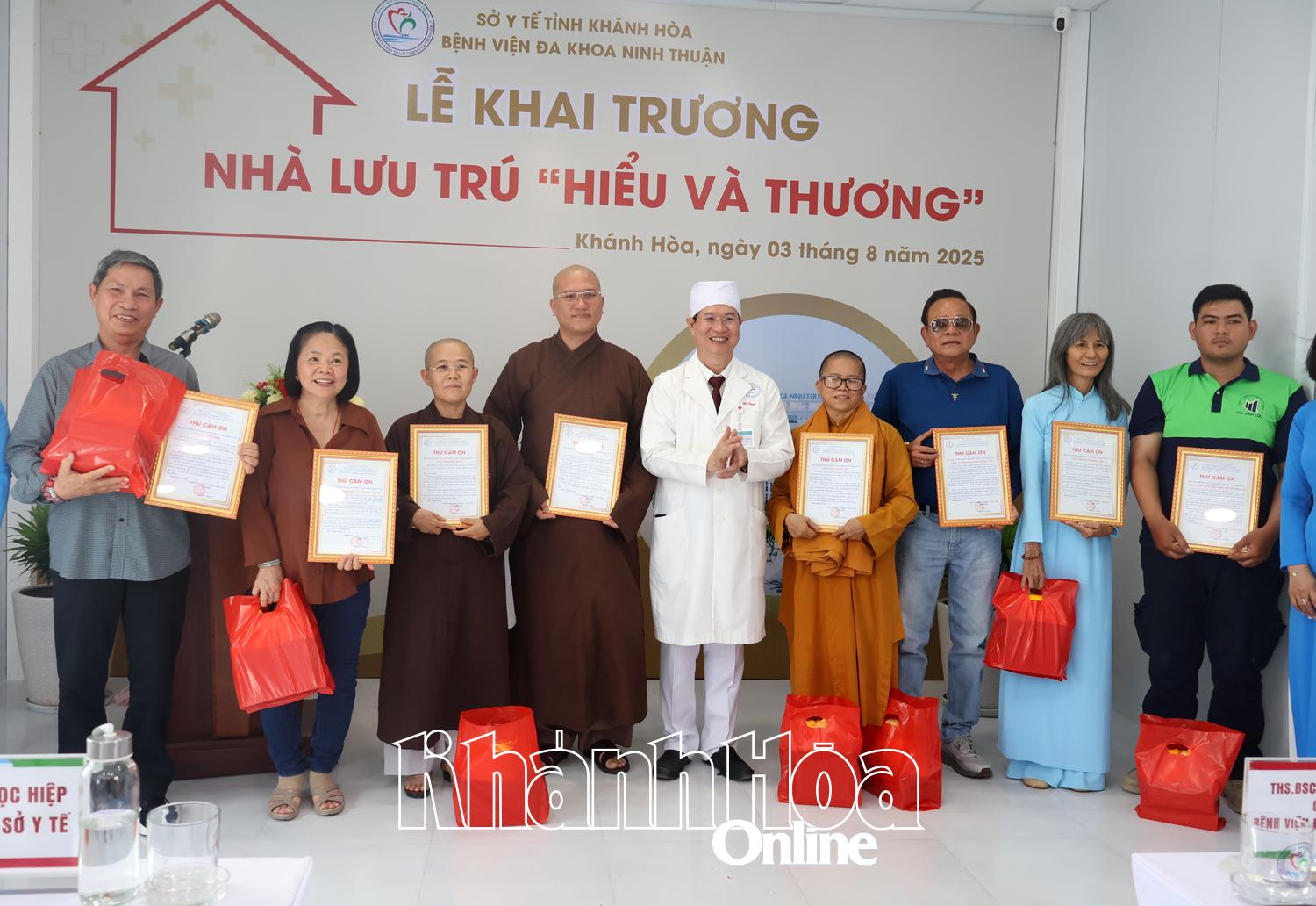 ថ្នាក់ដឹកនាំមន្ទីរពេទ្យទូទៅ Ninh Thuan ប្រគល់សំបុត្រថ្លែងអំណរគុណ និងអំណោយដល់អ្នកឧបត្ថម្ភ។