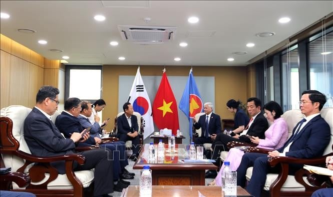 Ông Đỗ Văn Chiến tiếp lãnh đạo huyện Bonghwa (thuộc tỉnh Gyeongsang Bắc, Hàn Quốc) và đại diện Dòng họ Lý Hoa Sơn.