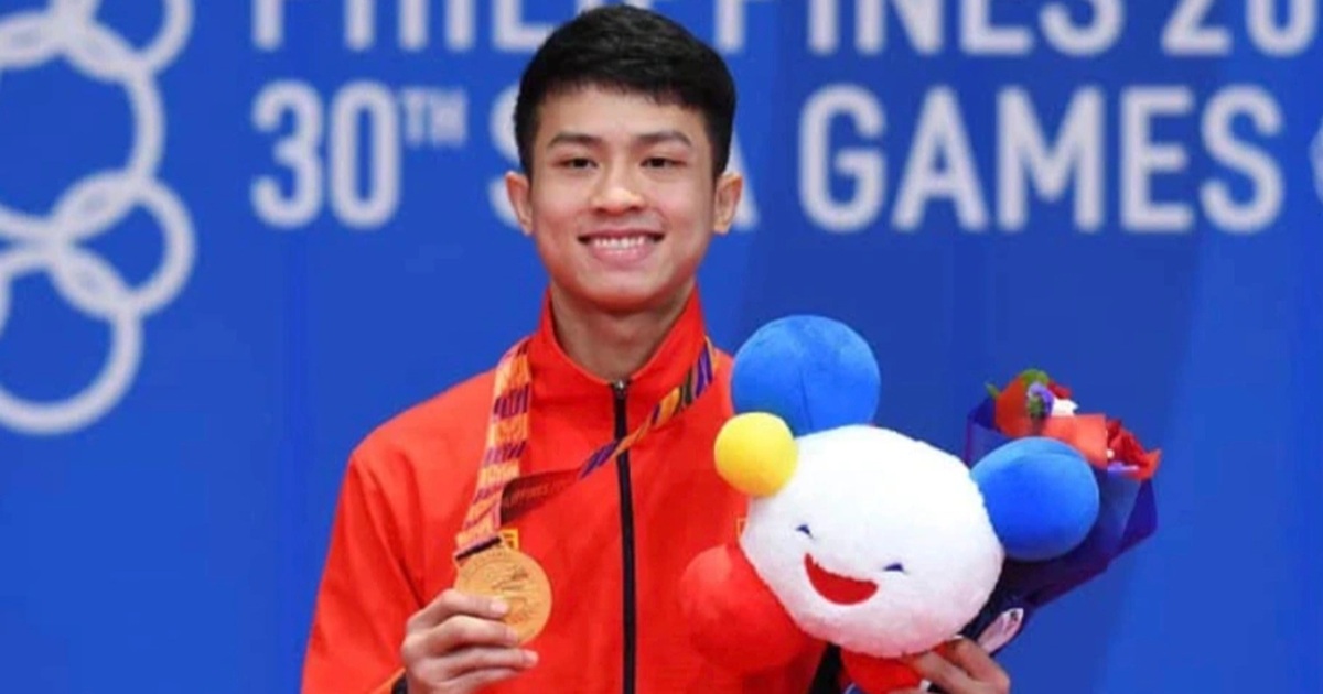 Karate fighter Nguyen Thanh Duy graduated with honors from the University of Economics.