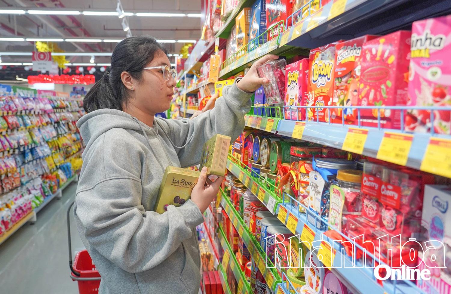 Les consommateurs visitent et font leurs achats au supermarché GO!.