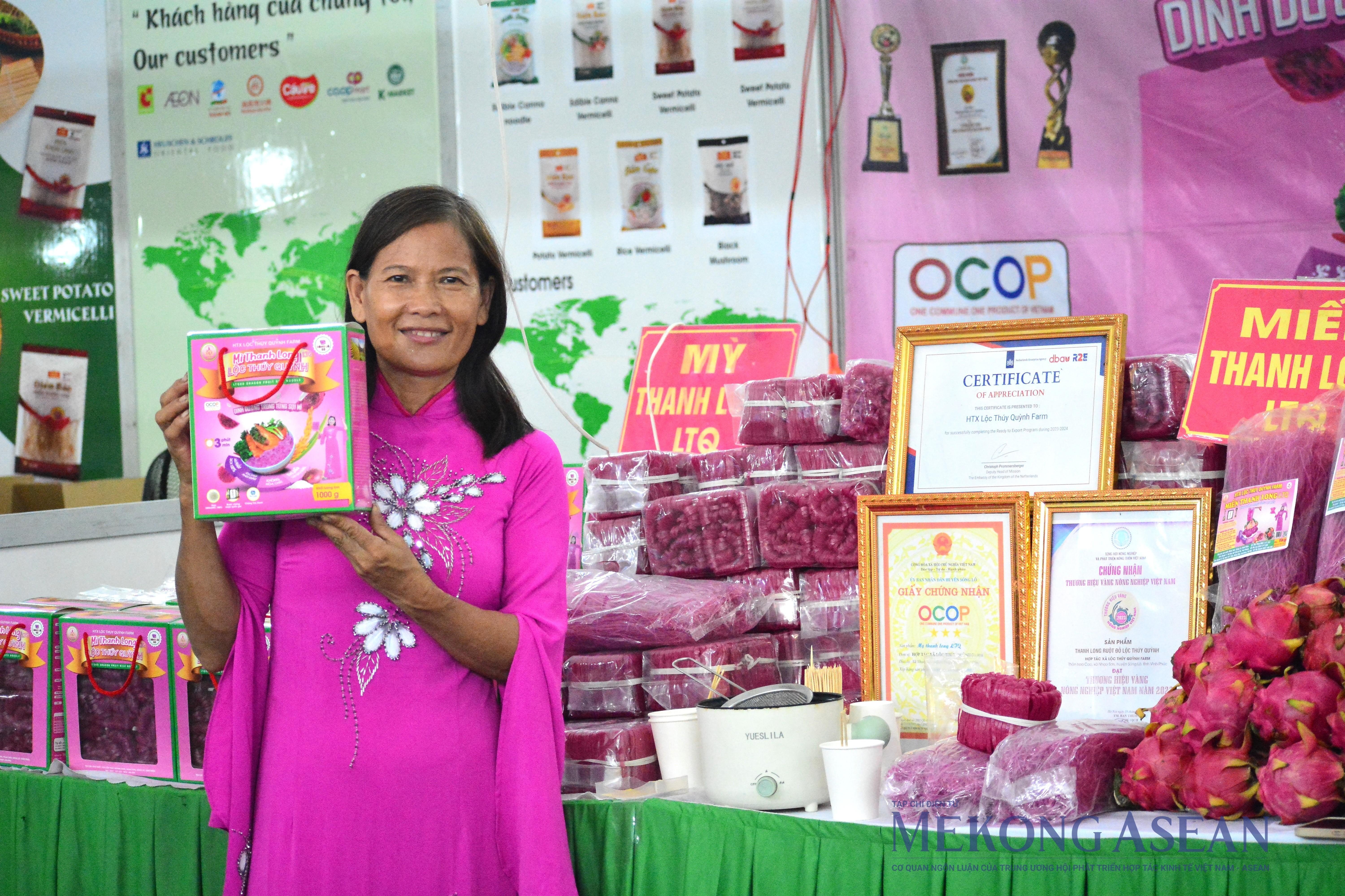 Sản phẩm mì thanh long của HTX Lộc Thúy Quỳnh (Vĩnh Phúc) là một trong nhiều sản phẩm nông sản chế biến góp mặt, được khách tham quan đánh giá cao. Chị Trần Thị Thúy - Giám đốc HTX chia sẻ, sản phẩm này được kết hợp từ trái thanh long và gạo bao thai hồng, không có chất phụ gia, tốt cho sức khỏe lại có hương vị thơm ngon nên được người tiêu dùng ưa chuộng.