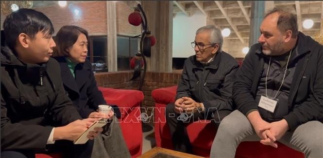 Đại sứ Việt Nam Ngô Minh Nguyệt làm việc với Tổng Bí thư Đảng Cộng sản Uruguay, Bộ trưởng Lao động - An sinh xã hội, Juan Castillo.
