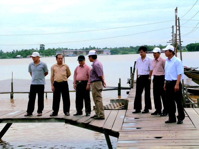 The National Economics University research team surveyed the model of fish farming on the river in Can Tho.