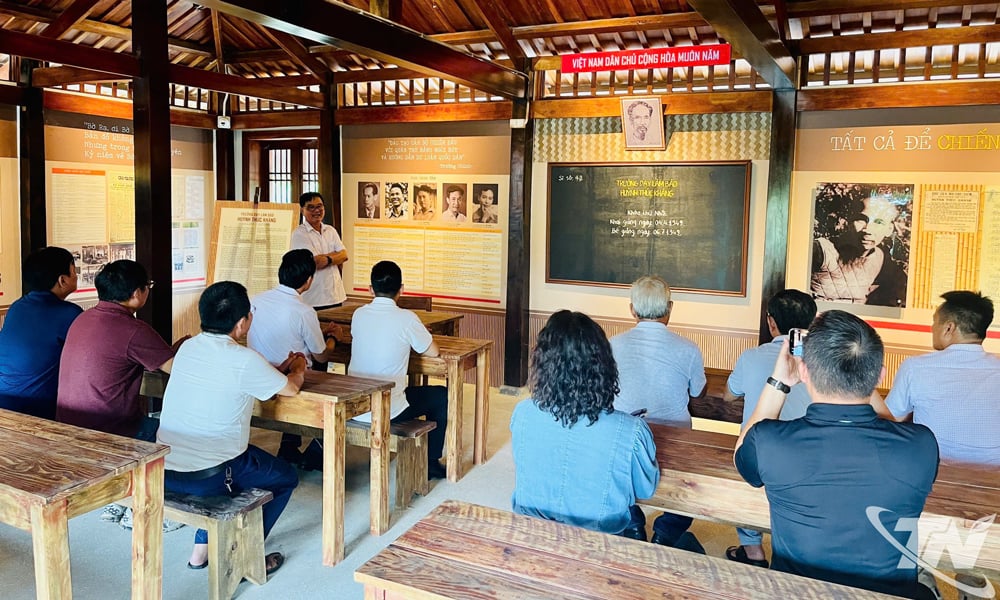 អ្នកកាសែត Phan Huu Minh អតីតសមាជិកគណៈកម្មាធិការអចិន្ត្រៃយ៍ និងជាប្រធានគណៈកម្មាធិការអធិការកិច្ចនៃសមាគមអ្នកកាសែតវៀតណាម បានឧទ្ទេសនាមអំពីវិមាននេះ។