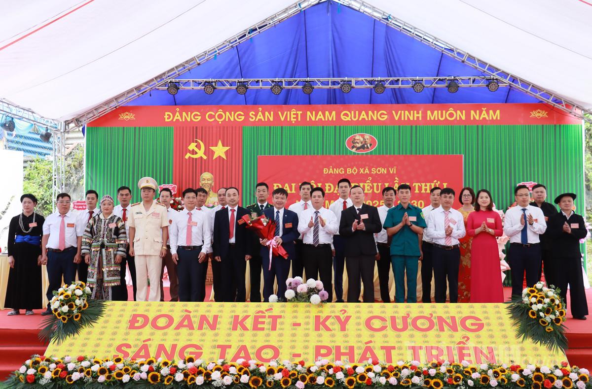 Colonel Lai Tien Giang, Commander of the Provincial Military Command, presented flowers to congratulate the Party Executive Committee of Son Vi commune, term 2025-2030.