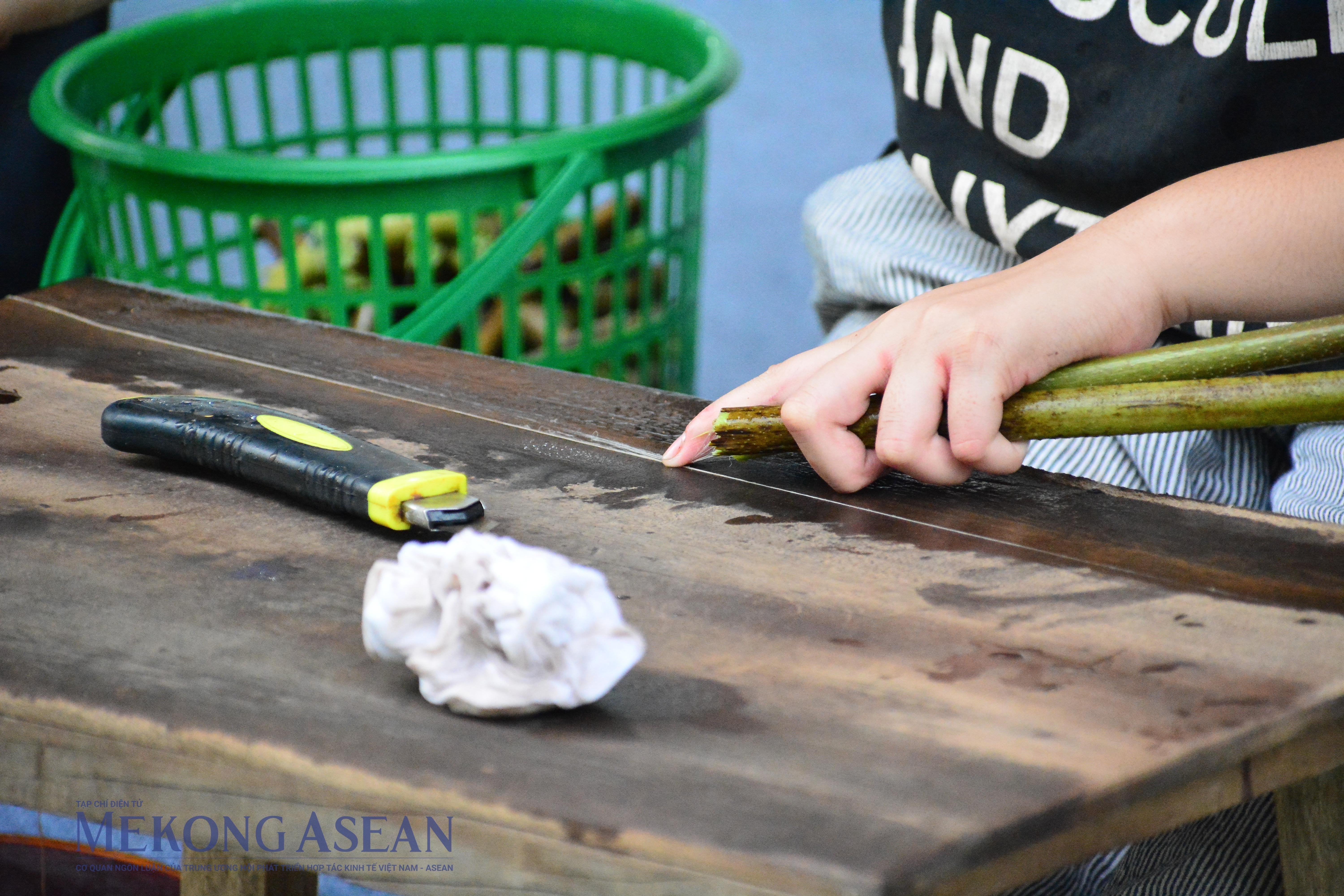 Tại đây, khách tham quan sẽ được chiêm ngưỡng quá trình tách sợi tơ từ thân cây sen - một công đoạn quan trọng trong dệt lụa tơ sen.