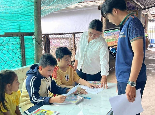 បុរស Gen Z និងដំណើររបស់គាត់ដើម្បីផ្សព្វផ្សាយពន្លឺព្រះអាទិត្យ និងជីវិតដ៏កក់ក្តៅ - រូបថត 2.