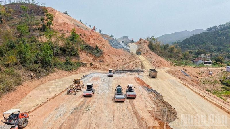 Die Auftragnehmer mobilisierten fast 2.650 Mitarbeiter, mehr als 1.200 Ausrüstungsgegenstände und führten 141 Bauprojekte in 4 Paketen durch.