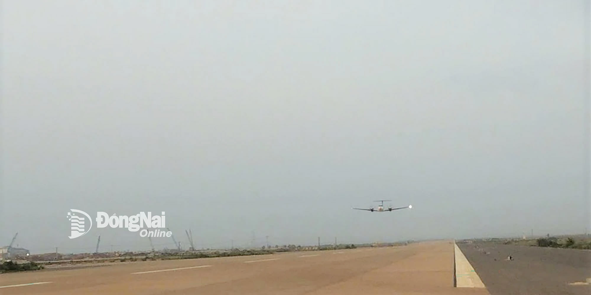 Una aeronave especializada Beechcraft King Air 350ER se aproxima a la pista del Aeropuerto de Long Thanh para verificar, calibrar y evaluar la precisión del sistema de iluminación de pista y del sistema de aproximación de precisión ILS. Foto: CTV