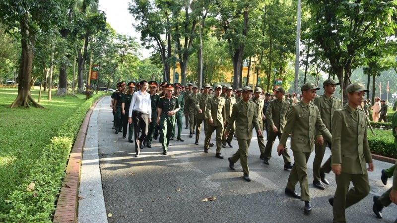 Des officiers et des soldats de diverses forces participant au défilé pour célébrer le 80e anniversaire de la Révolution d'août et la Fête nationale le 2 septembre visitent le site des reliques du président Ho Chi Minh au palais présidentiel.