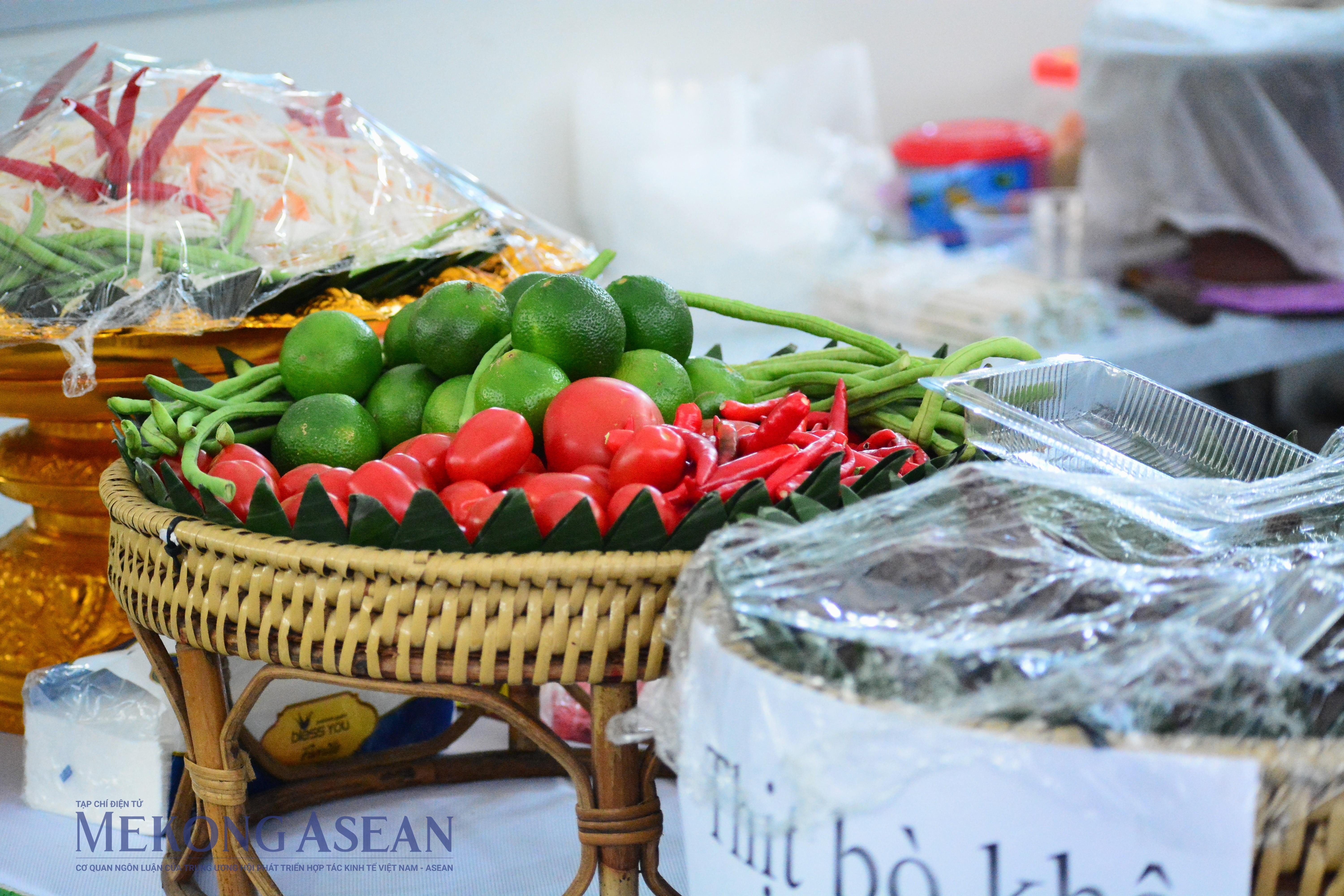 Lào giới thiệu các mặt hàng nông sản thế mạnh, đặc biệt khách tham quan còn có dịp thưởng thức món gỏi đu đủ mang đặc trưng của nước bạn.
