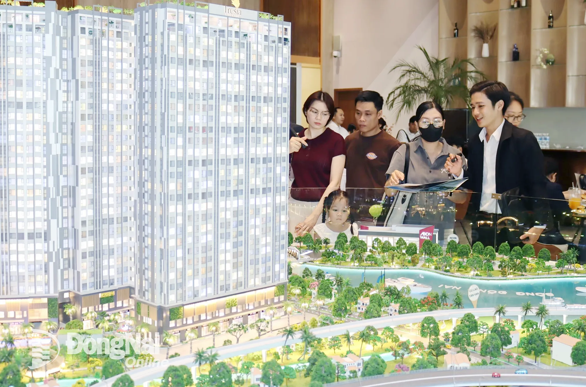 Customers view the Fresia Riverside Project model. Photo: Hoang Loc