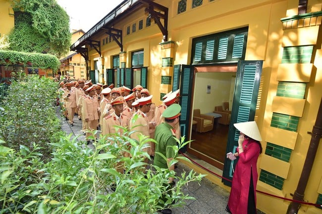 Các lực lượng tham gia diễu binh, diễu hành tham quan, học tập lịch sử tại Khu Di tích Chủ tịch Hồ Chí Minh tại Phủ Chủ tịch. - Ảnh 3.
